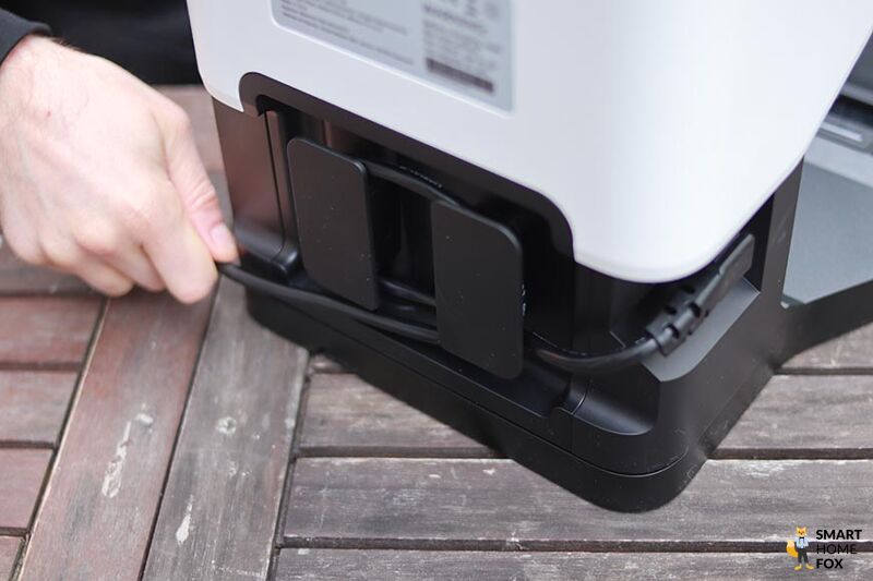 Das Stromkabel von der Absaugstation des Roborock Q7 Max+ wird aufgerollt